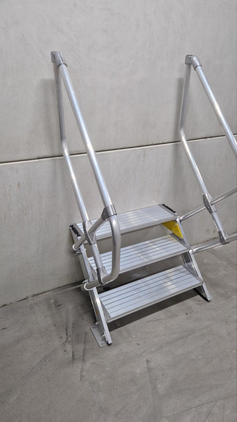 Nieuwe Opstap/Trapje met 3 Treden en Leuningen, Ophalen, Nieuw, Trap, Minder dan 2 meter