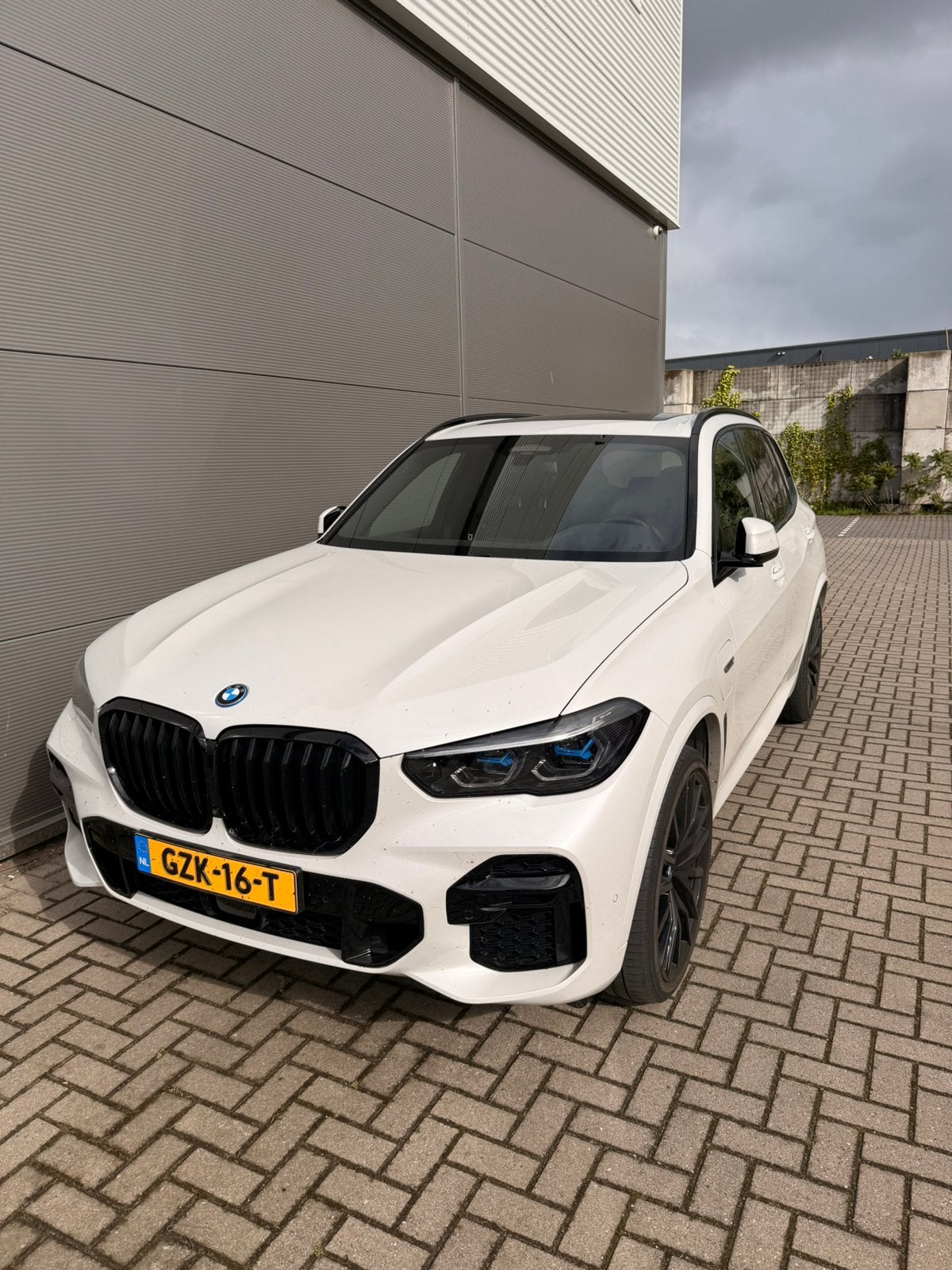 BMW X5 Xdrive45e 394pk Aut 2023 Wit CONTRACT OVERNAME!, Auto's, BMW, X5, Wit, Vierwielaandrijving, Hybride Elektrisch/Benzine