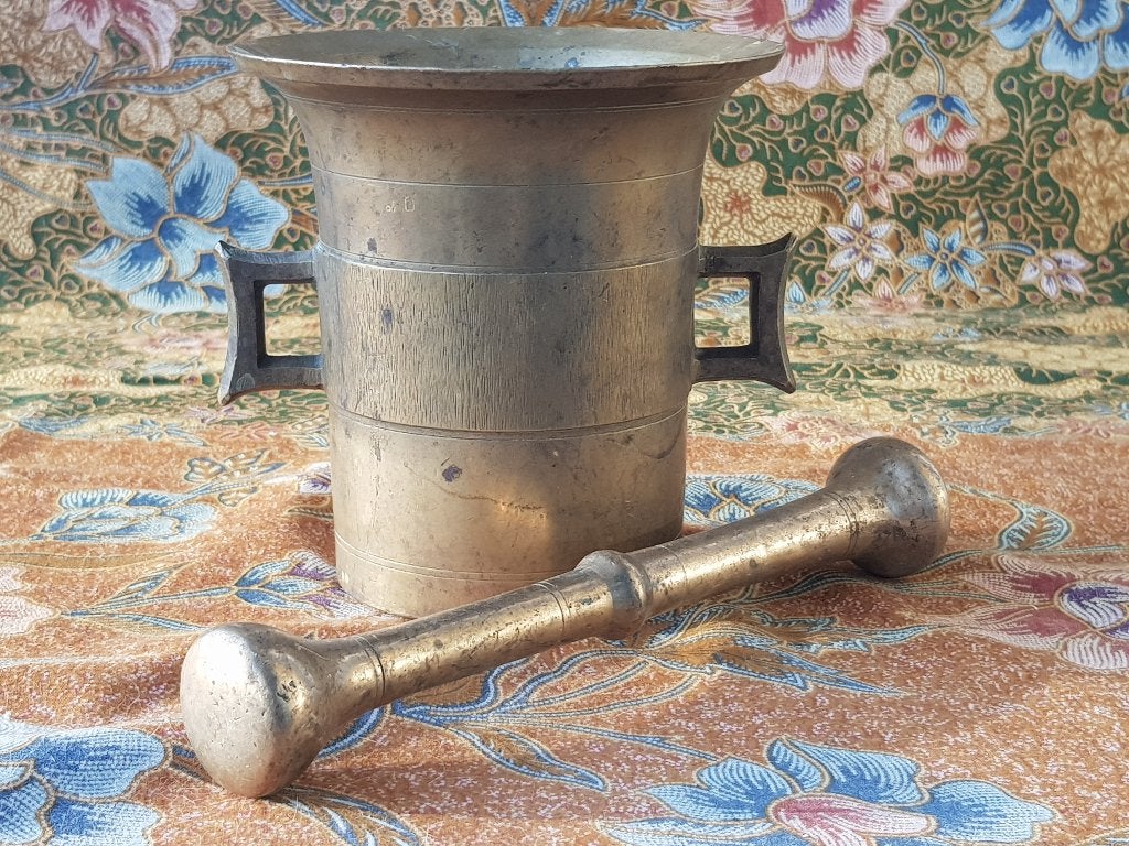 Mooie zware antieke Duitse vijzel met stamper 12,5 cm., Antiek en Kunst, Ophalen of Verzenden, Brons