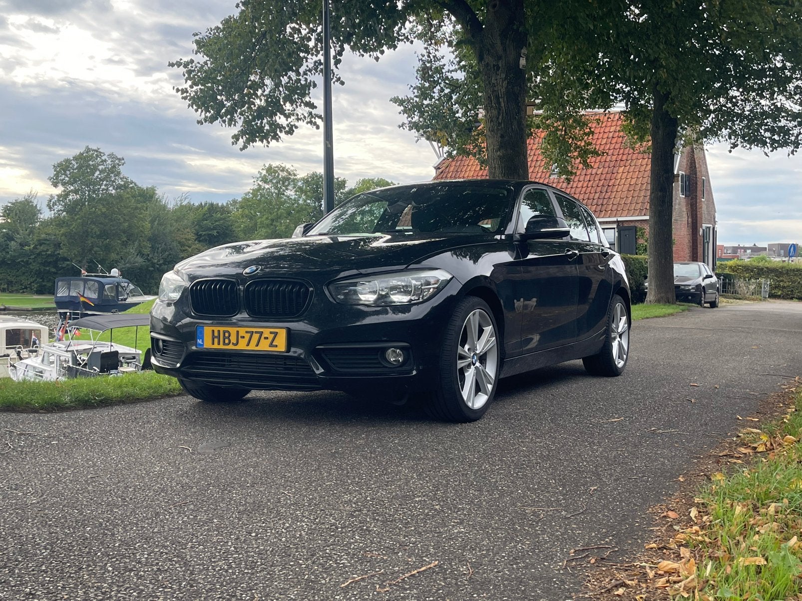BMW 118i uit 2018 (climate con / 18 inch velg / 112k km), Auto's, BMW, 1-Serie, 1280 kg, Zwart, Zwart