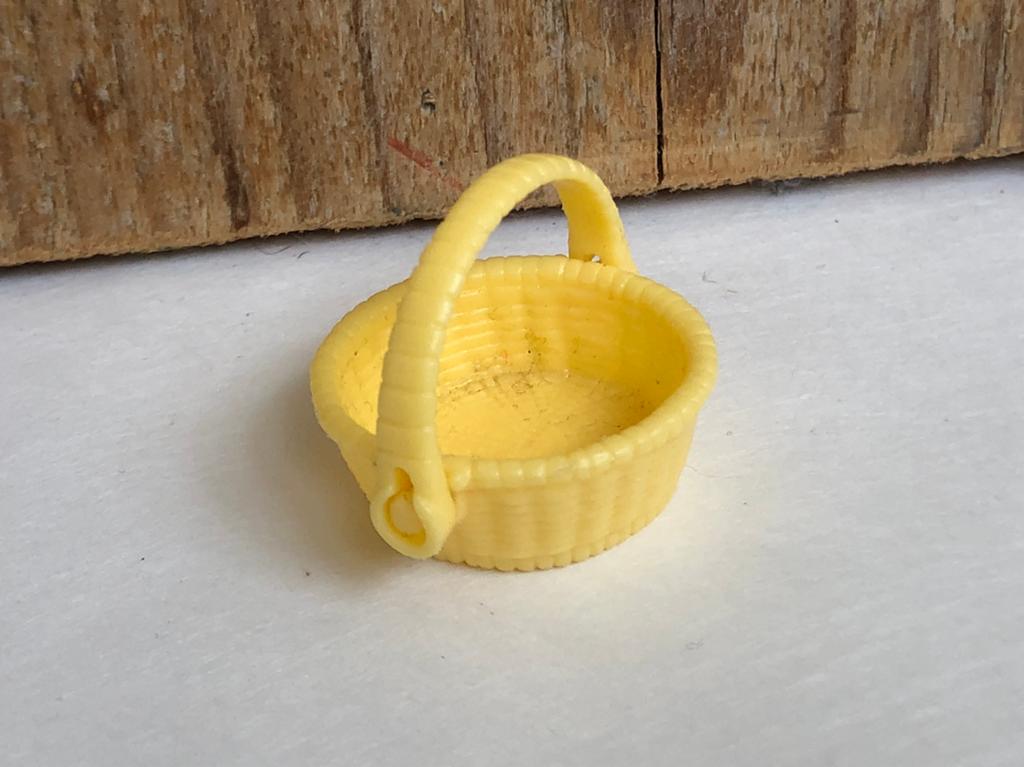 Geel rotan vintage Barbie mandje, Ophalen of Verzenden, Zo goed als nieuw, Toebehoren