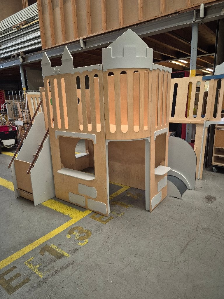 BINNEN speelhuis Castilo Compri kasteel met glijbaan rechts, Ophalen of Verzenden, Zo goed als nieuw, Hout