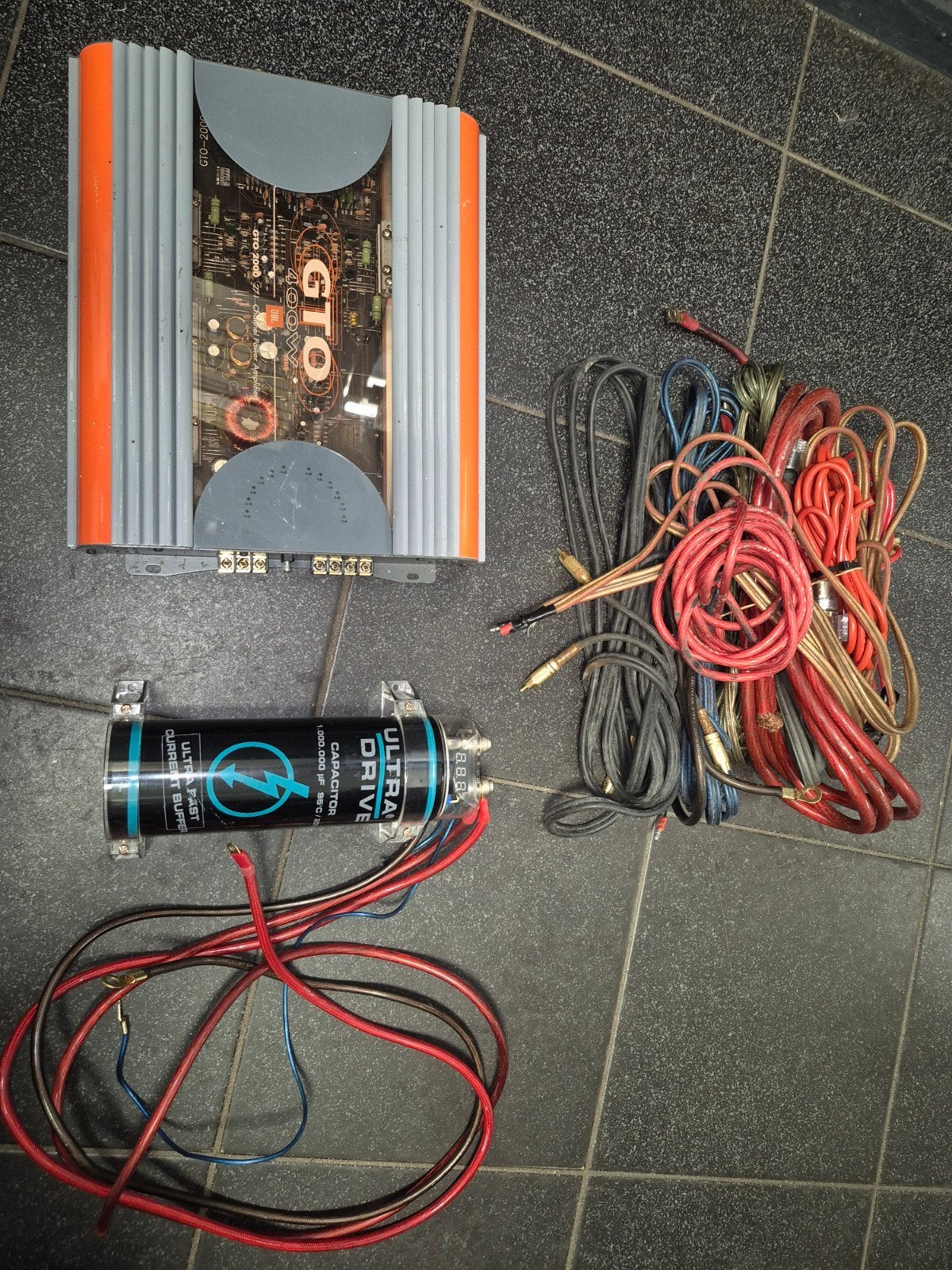JBL GTO 2000 Amp + Ultra Drive 1F Condensator + Kabels, Ophalen of Verzenden, Gebruikt