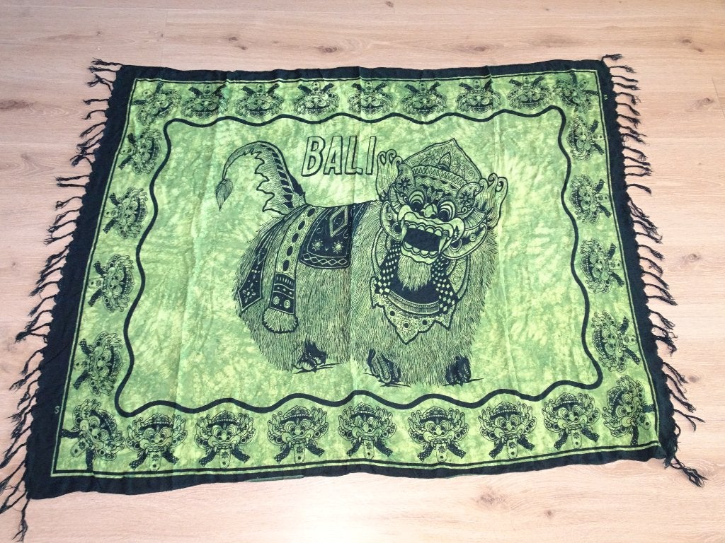 Groene pareo met Barong afbeeldingen uit Bali (108 x 138cm ), Ophalen of Verzenden, Nieuw, Groen, Overige typen