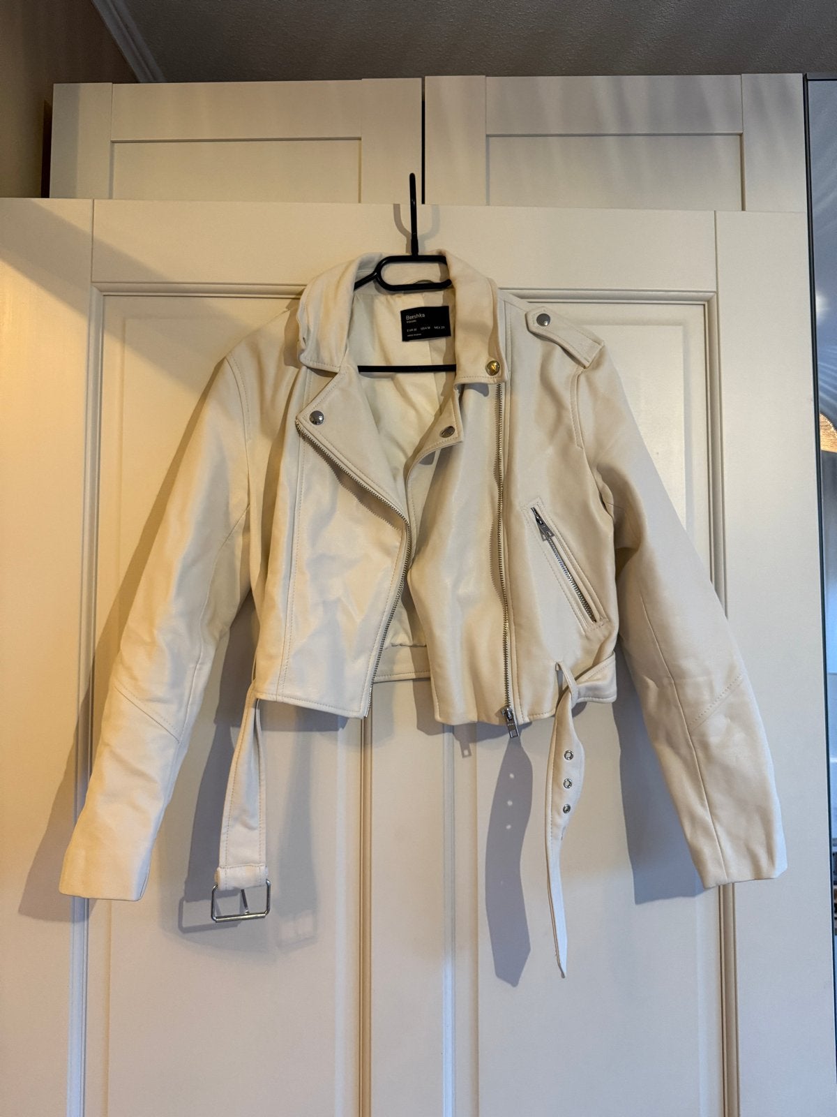 Bershka Crème Cropped Bikerjack Maat M, Ophalen of Verzenden, Zo goed als nieuw, Maat 38/40 (M), Beige