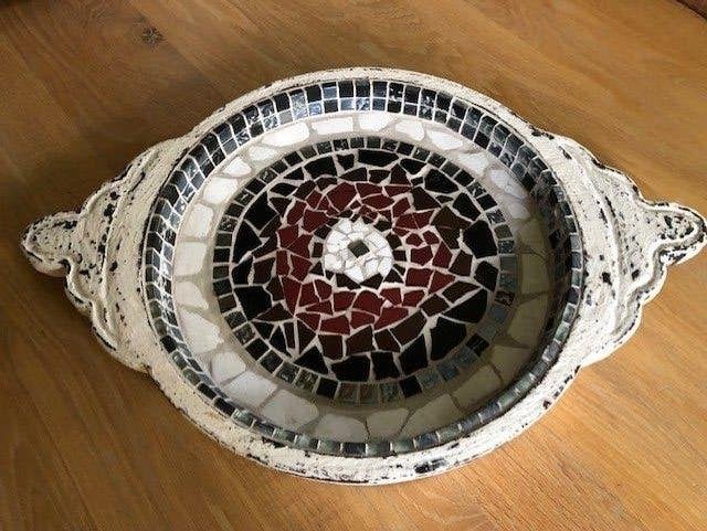 Schaal met handwerk mozaiek in het midden . maten 57 x 40 x, Huis en Inrichting, Schaal, Nieuw, Ophalen of Verzenden, Overige vormen