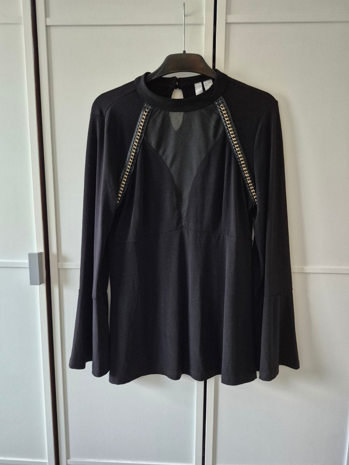 Zwarte blouse met kettingdetails en trompetmouwen, Kleding | Dames, Tops, Zwart, Maat 42/44 (L), Ophalen of Verzenden, Zo goed als nieuw