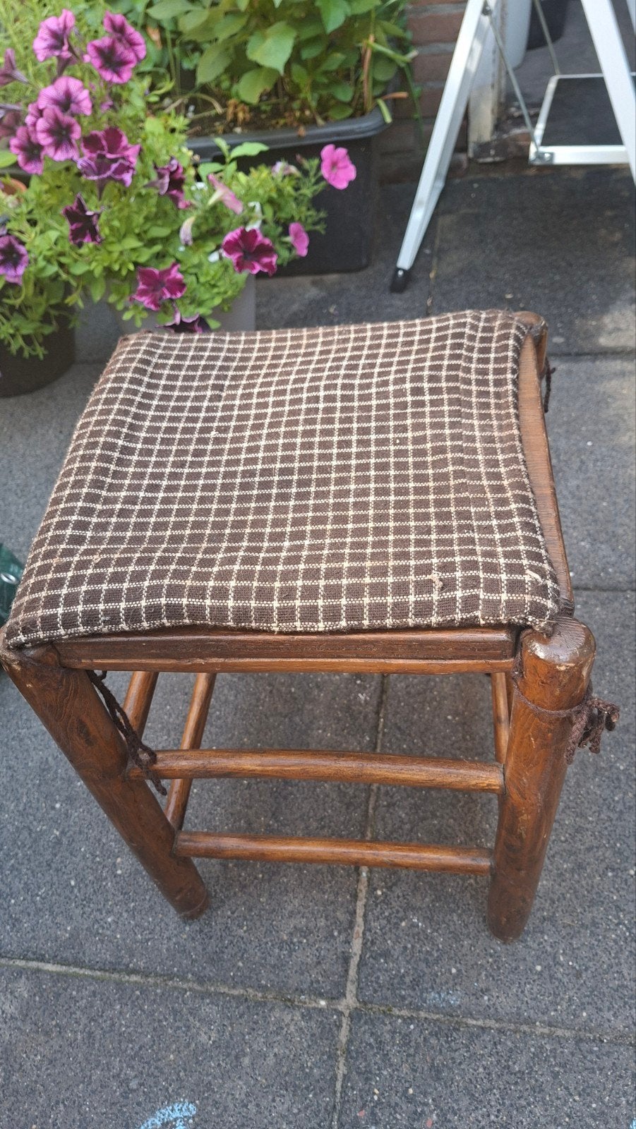 Vintage houten krukje met geruit kussen, Antiek en Kunst, Ophalen