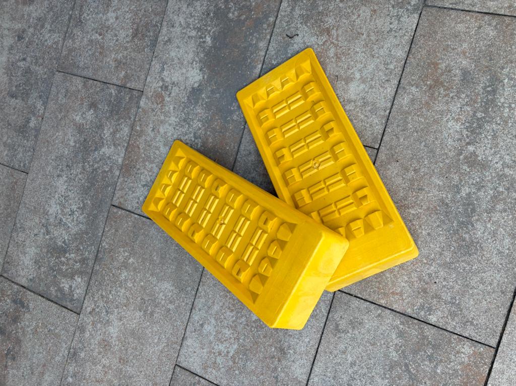 Set van 2 gele wielkeggen voor camper of caravan, Ophalen, Nieuw