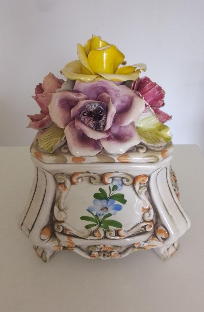 Aardewerk doos V. Bassanno Italy, handgeschilderd, bloemen, Antiek en Kunst, Antiek | Keramiek en Aardewerk, Ophalen of Verzenden