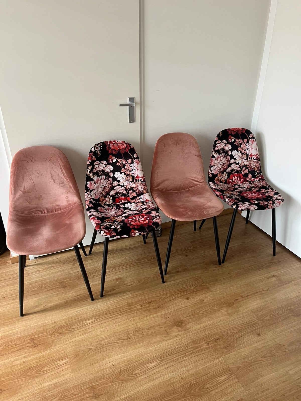 Roze & bloemige eetkamerstoelen, Huis en Inrichting, Stoelen, Ophalen, Overige kleuren, Zo goed als nieuw, Vier