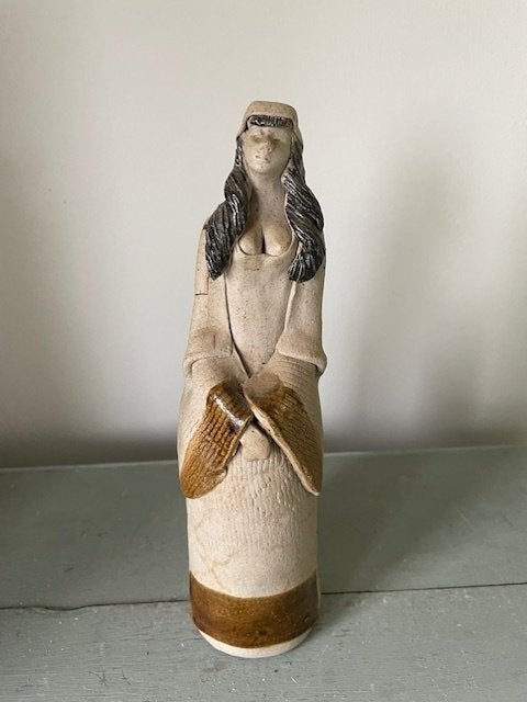Vintage keramisch beeld. Vrouw met lange jurk keramiek, Ophalen, Handgemaakt, 20 - 50 cm, Steen of Keramiek