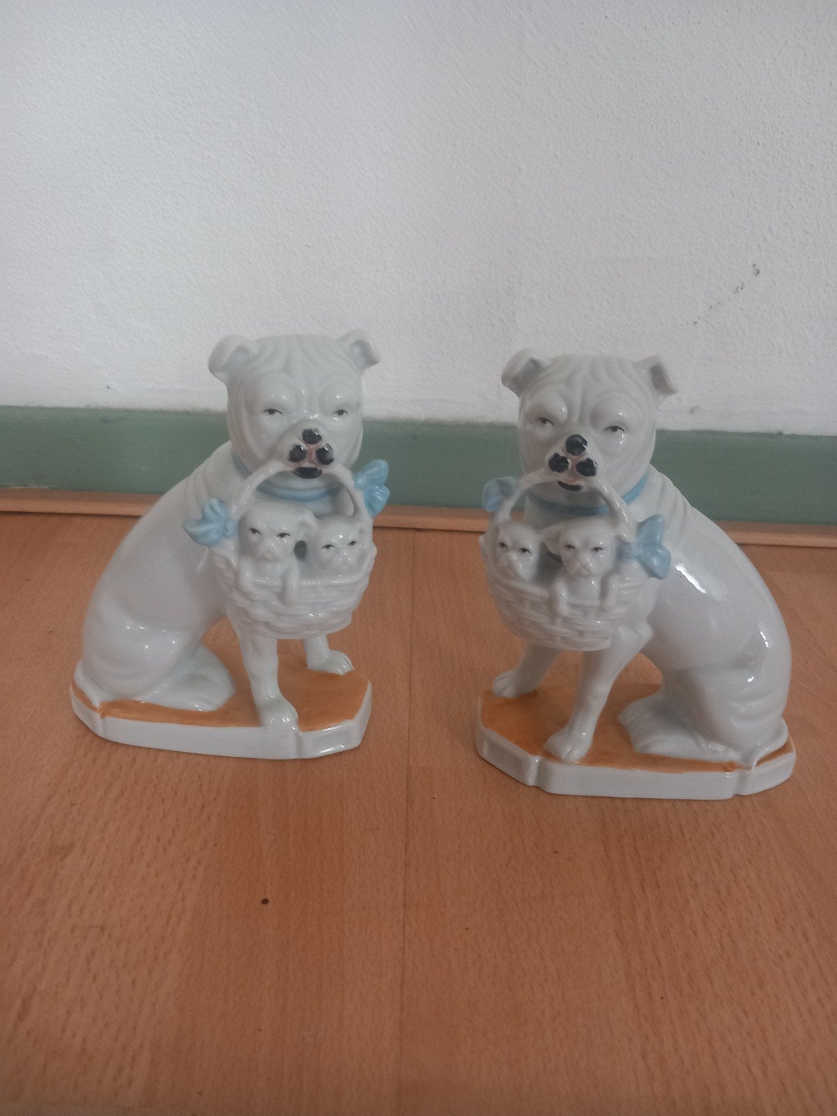 Porselein kast honden set .met salmiak logo aan de onderkant, Ophalen of Verzenden, Zo goed als nieuw, Figuurtje