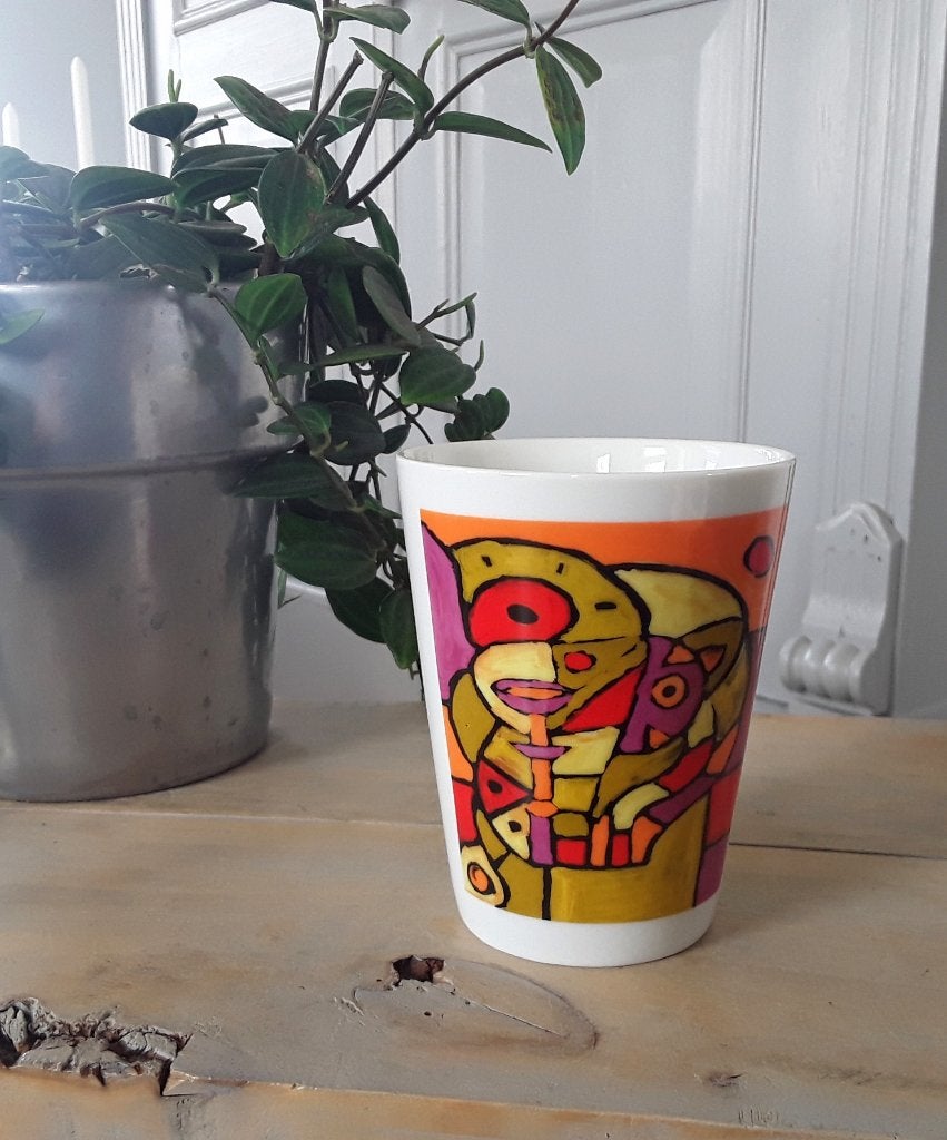 Mok gedecoreerd met kunst - Anna Ebbens - Novo - Schoonhoven, Keramiek, Ophalen of Verzenden, Zo goed als nieuw, Overige stijlen