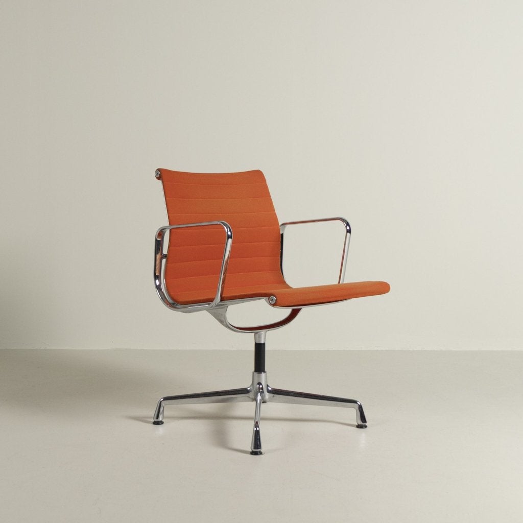 Vitra Eames EA 108 Stoel Oranje Hopsak – Chroom, Vitra, Zo goed als nieuw, Niet ingevuld, Niet ingevuld