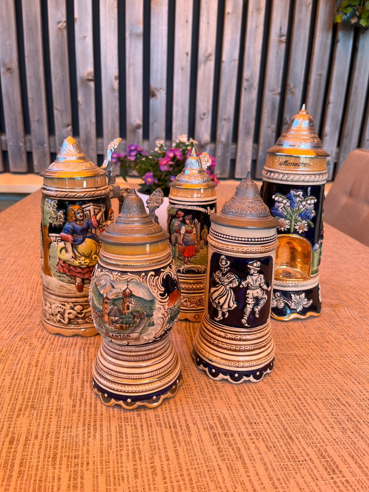 5 Duitse/Oostenrijkse bierpullen met deksel – 3 met muziek, Ophalen