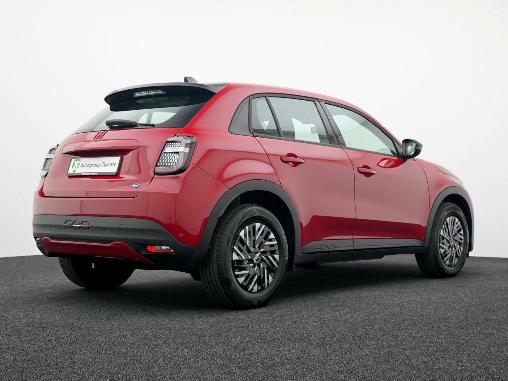Fiat 600E RED 54 kWh | LED | Snelladen (bj 2024, automaat), Auto's, Fiat, Automaat, Gebruikt, Zwart, 157 pk