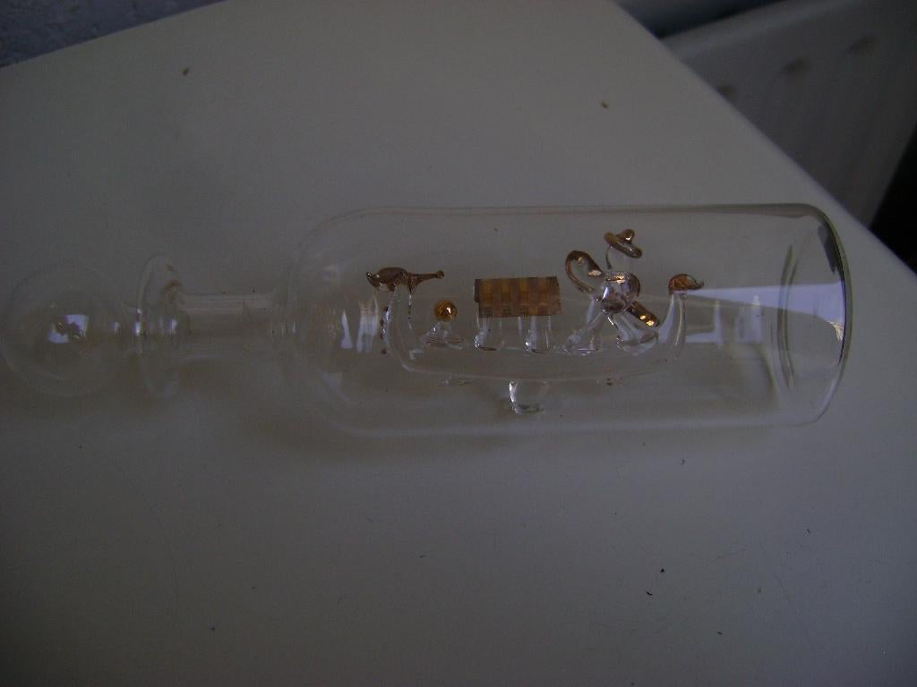 glazen lig stopfles met gondel met roeispanen erin 17lang, Antiek en Kunst, Ophalen of Verzenden