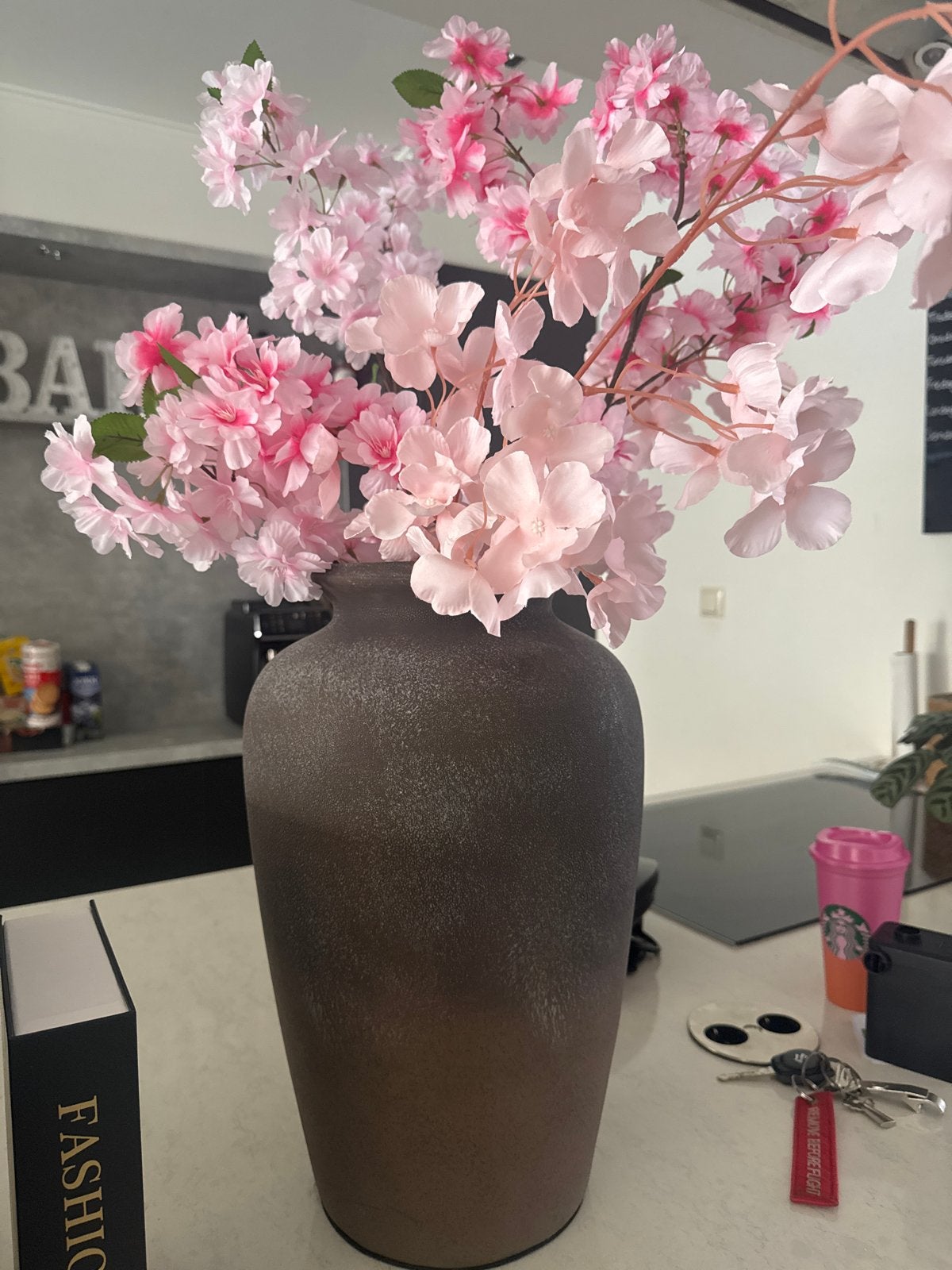 Grote bruine vaas met kunstbloemen (kersenbloesem), Huis en Inrichting, Woonaccessoires | Vazen, Ophalen, Gebruikt, Bruin, Inclusief decoratie