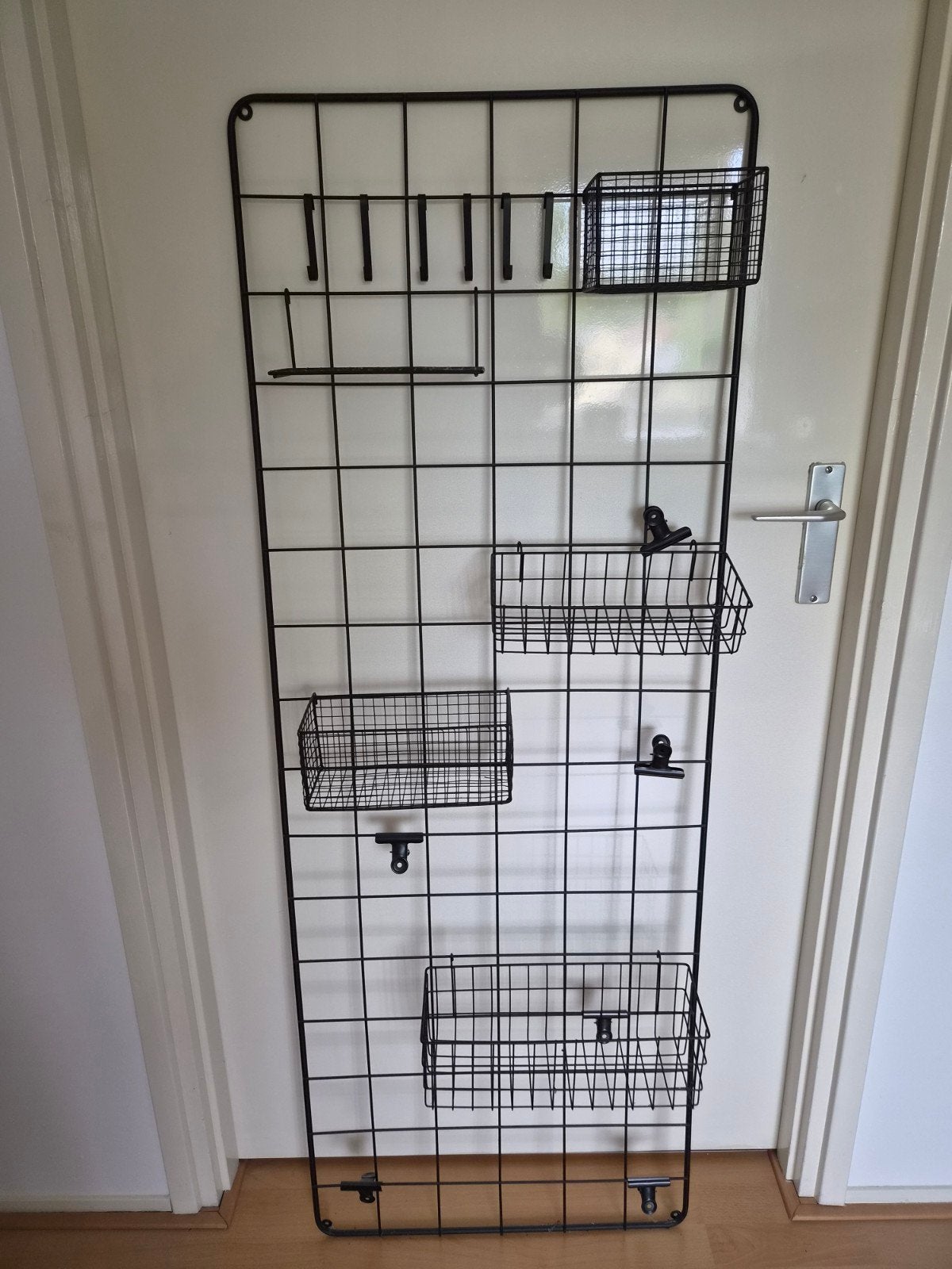 Wandrek Xenos 55x150cm met mandjes, knijpers en haakjes, Ophalen, Metaal, Industrieel, Zwart