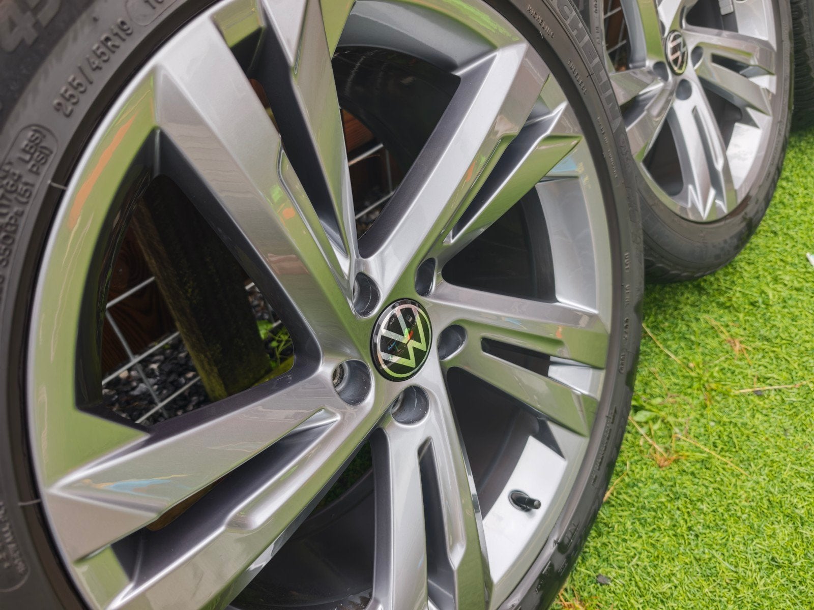 VW Tiguan R-line Valencia 19 inch velgen met winterbanden, Gebruikt, 255 mm, Banden en Velgen, Winterbanden