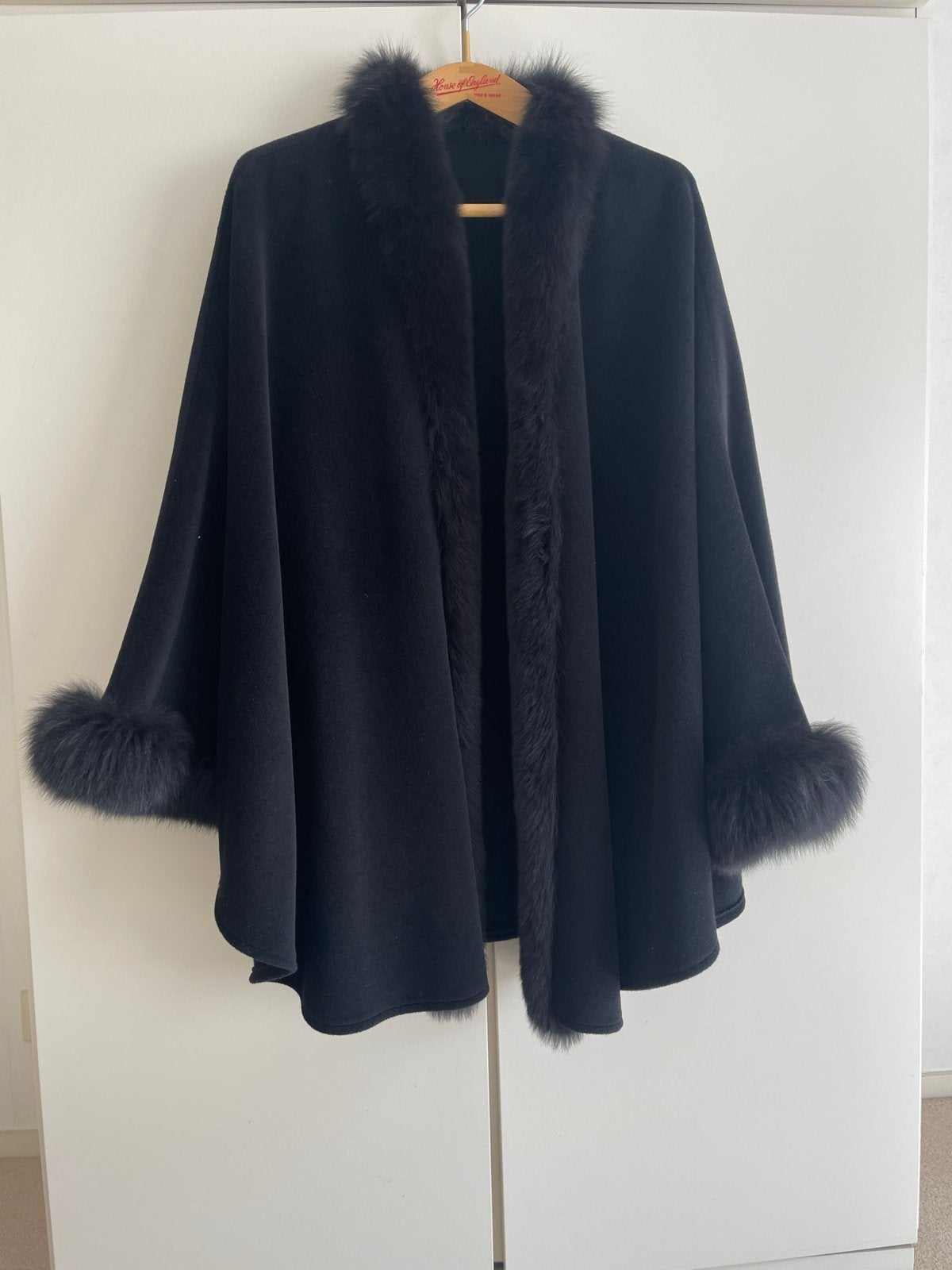 Zwarte cape met bontkraag en manchetten - Pelz Blau, Ophalen of Verzenden, Zo goed als nieuw, Maat 42/44 (L), Zwart