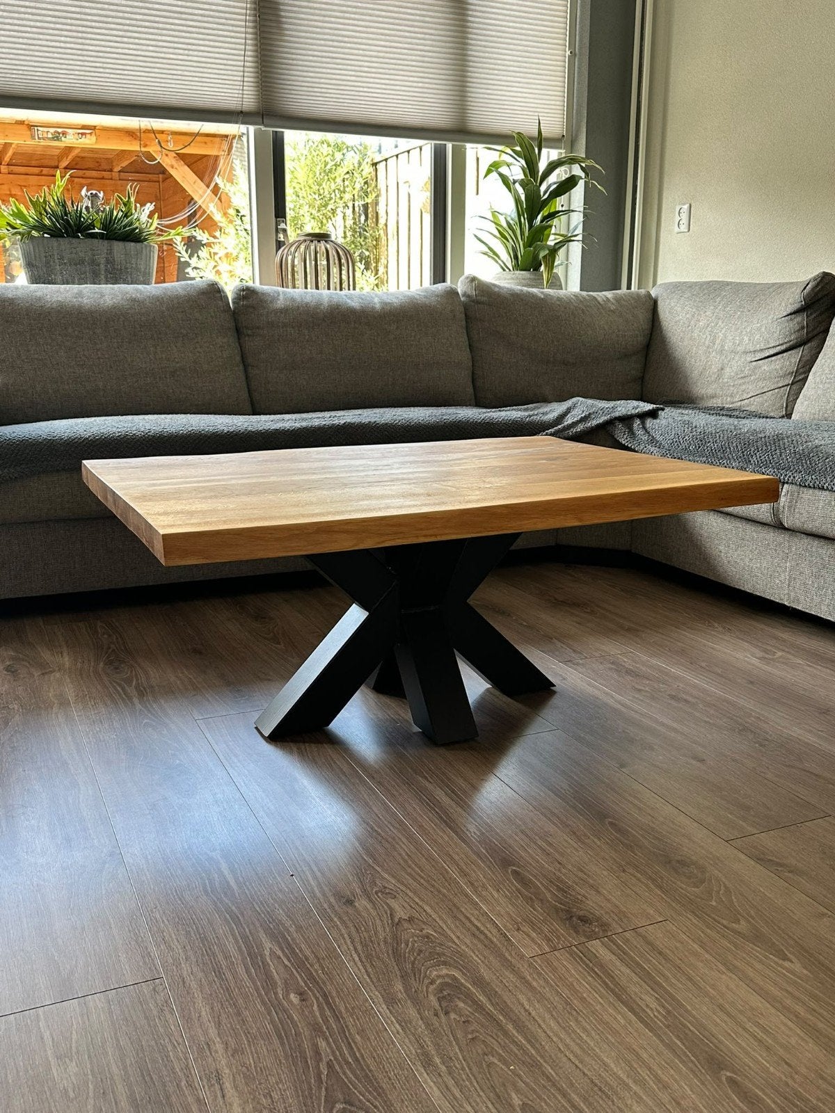 Salontafel met eiken boomstamblad en X poot, Ophalen, 75 m² of meer, Zwart, Zo goed als nieuw