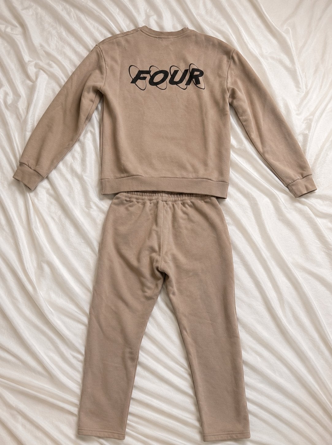 FOUR trainingspak beige – 14YR – goede staat, Ophalen of Verzenden, Nieuw, Jongetje of Meisje, Pakje