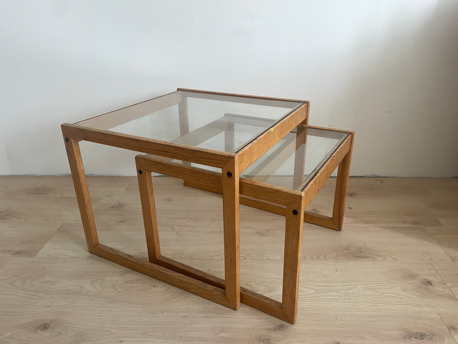 Twee vintage glazen bijzettafeltjes, Minder dan 55 cm, Gebruikt, Rond, Glas