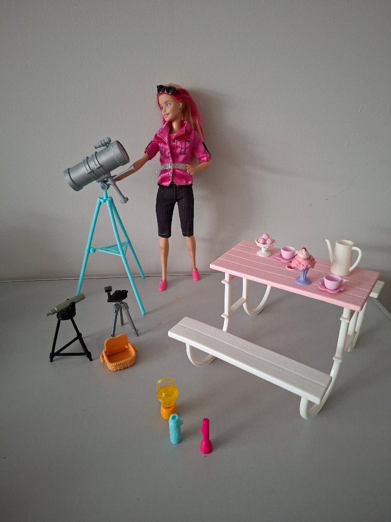 barbie met telescoop,fototoestel op statief en picknicktafel, Ophalen of Verzenden, Gebruikt, Barbie