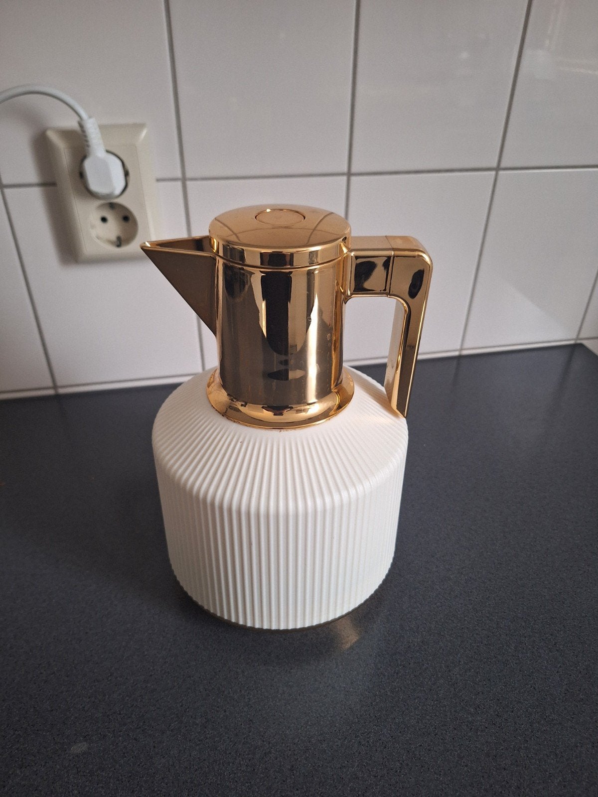 Stijlvolle Witte Theepot/Fluitketel met Gouden Details, Huis en Inrichting, Theepot/fluitketel, Ophalen of Verzenden, Zo goed als nieuw