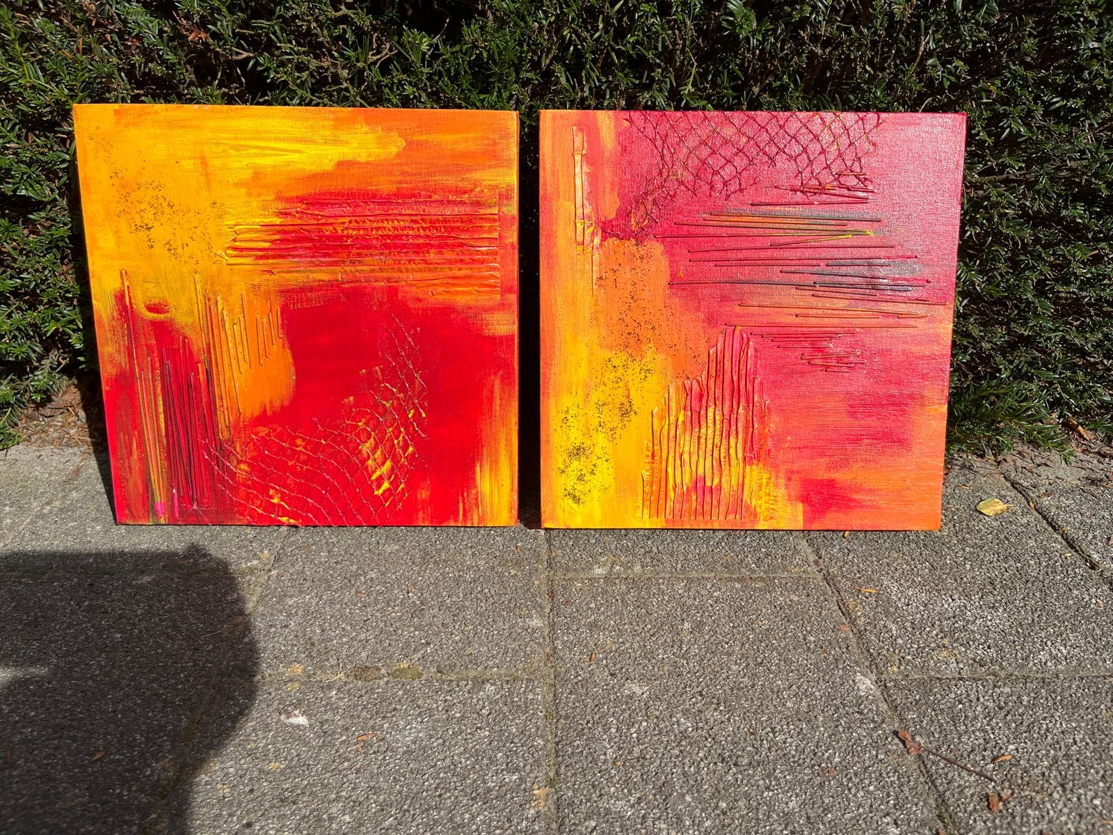 2 Reliëf Schilderijen - Rood/Geel/Oranje 30x30cm, Ophalen of Verzenden