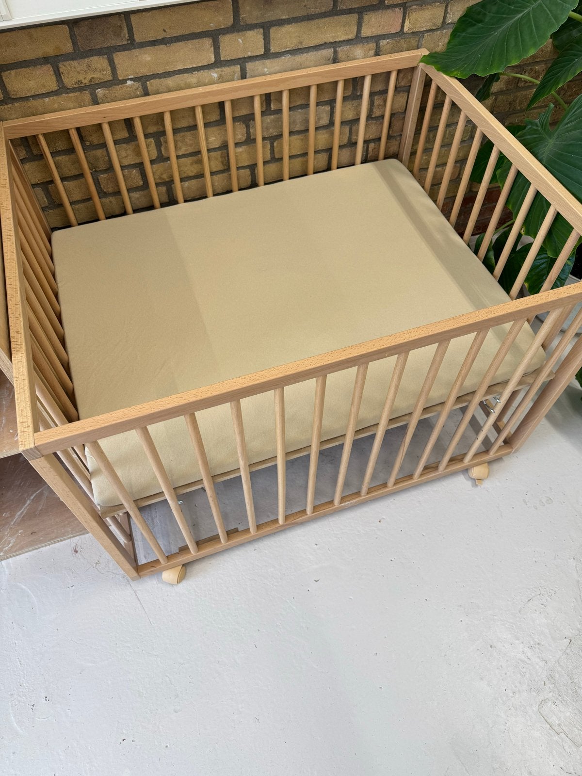 Houten box op wielen met matras en hoes, Ophalen, Zo goed als nieuw, Rechthoekig, In hoogte verstelbaar