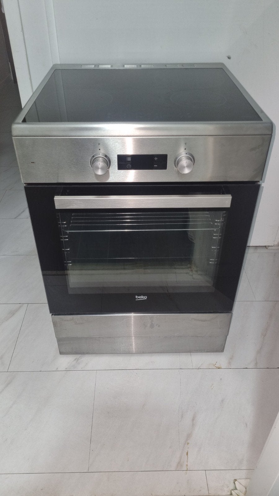 beko inductie fornuis met heteluchtoven, Witgoed en Apparatuur, Fornuizen, Ophalen, 4 kookzones, Zo goed als nieuw, Inductie