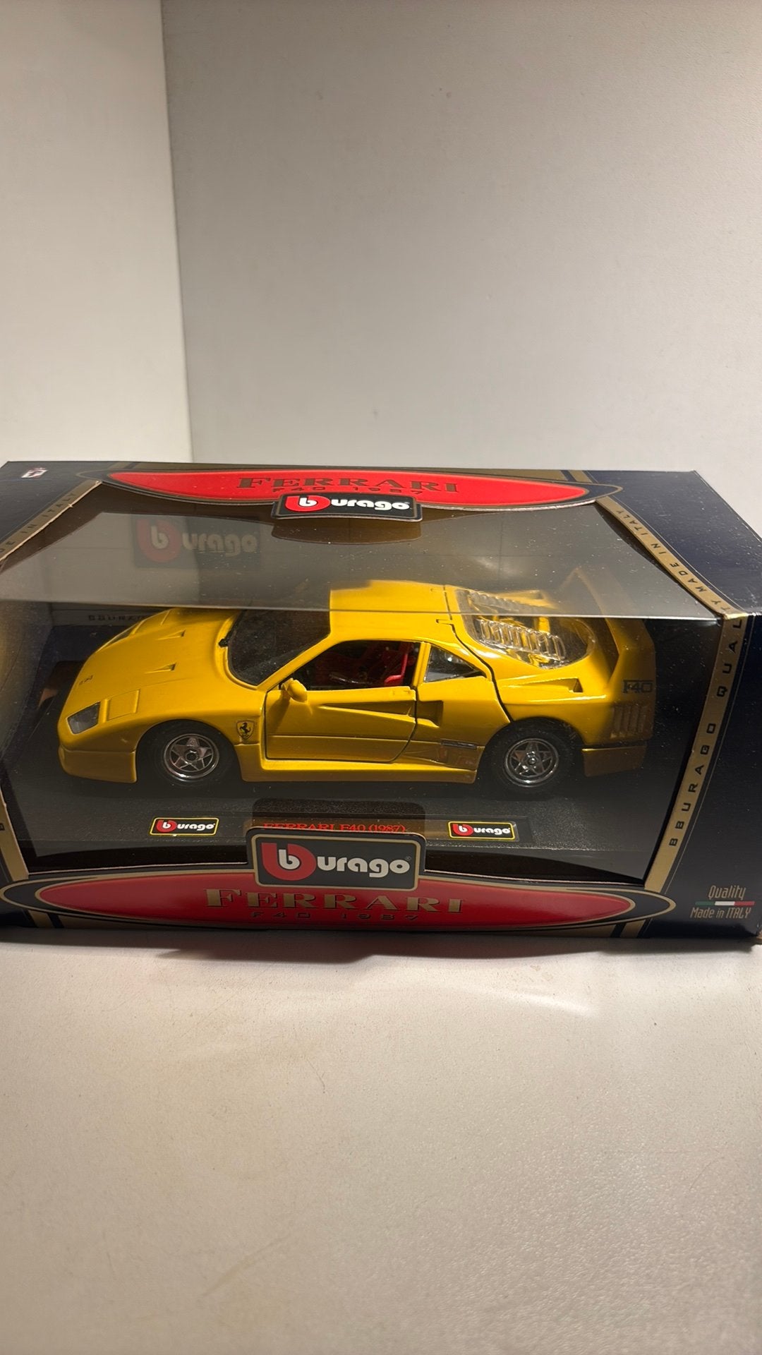 Ferrari f40 yellow bburago 1.24, Hobby en Vrije tijd, Ophalen of Verzenden, Bburago, A, A