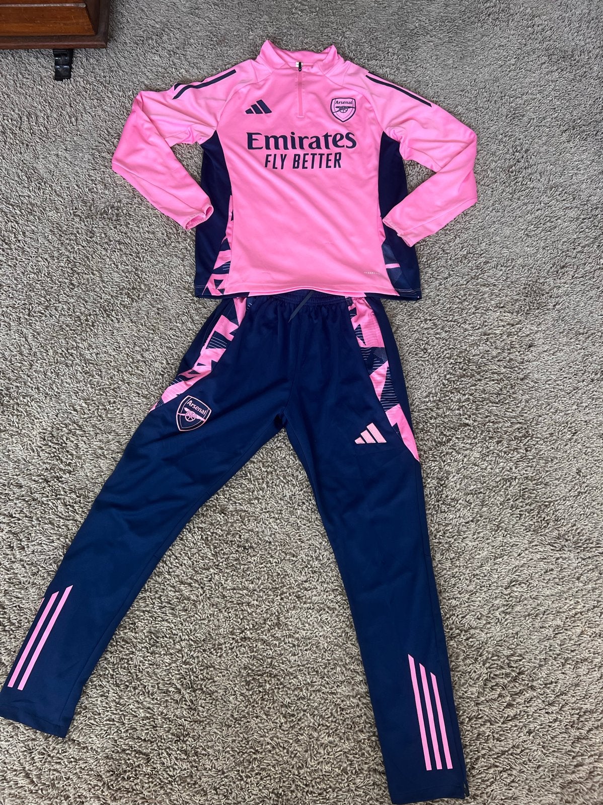 Adidas Arsenal Trainingspak Roze/Blauw - Zo goed als nieuw, Kleding | Heren, Sportkleding, Ophalen, Zo goed als nieuw, Roze, Voetbal