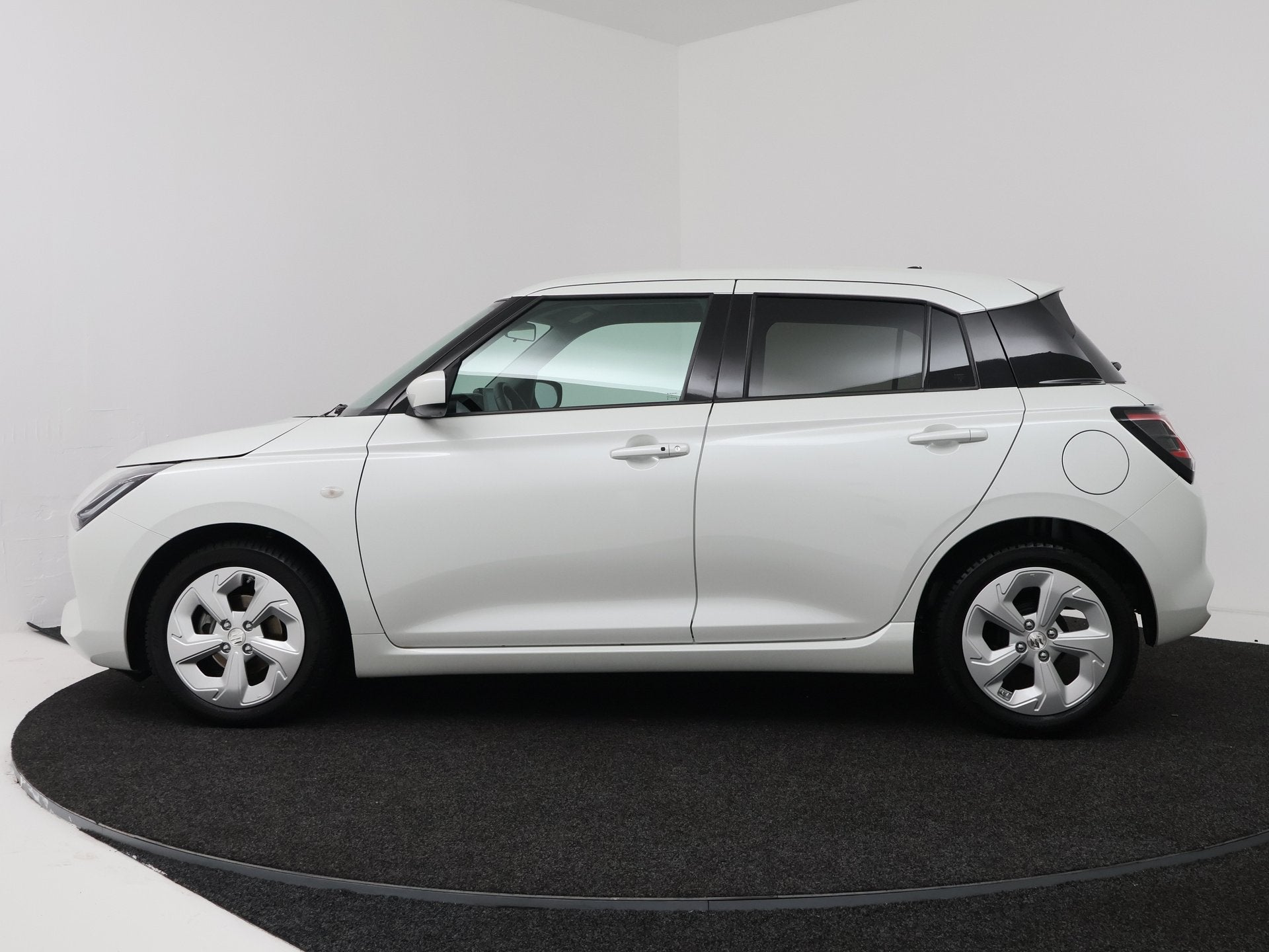 Suzuki Swift 1.2 Select Smart Hybrid (bj 2025, automaat), Auto's, Stof, Gebruikt, 400 kg, Origineel Nederlands