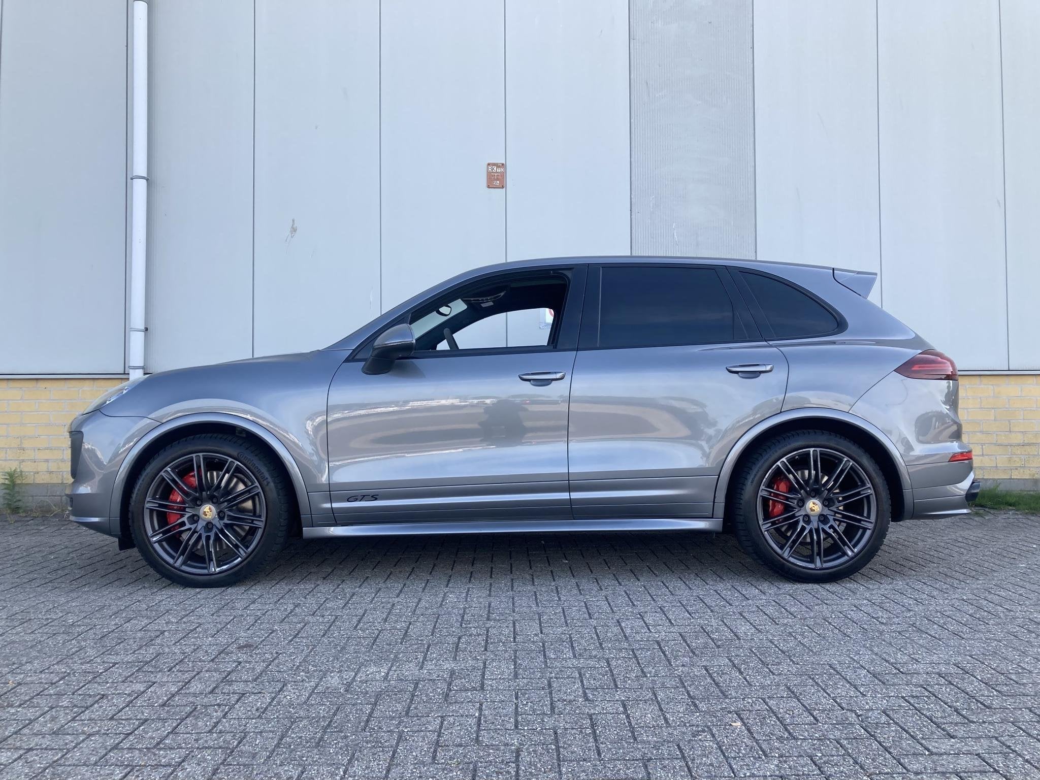 Porsche Cayenne 3.6 GTS 441 pk automaat Panoramadak - Alcant, Auto's, Cayenne, Gebruikt, 138 €/maand, Leder en Stof