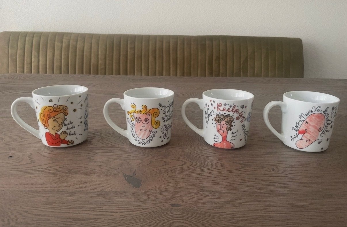 Leuke mokken met diverse prints - 4 stuks, Huis en Inrichting, Keramiek, Zo goed als nieuw, Modern, Mok