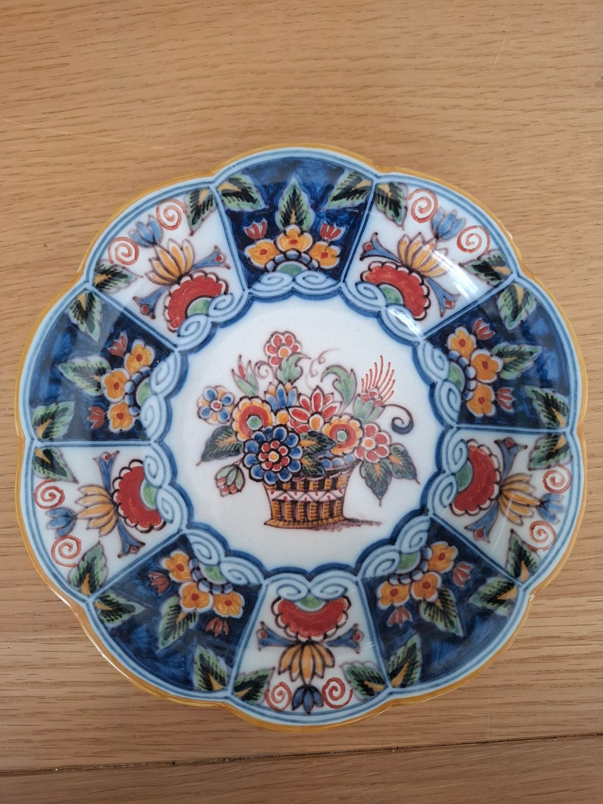 Vintage polychroom sierbord Makkum Altena 212. Ø 17,5 cm., Antiek en Kunst, Ophalen of Verzenden