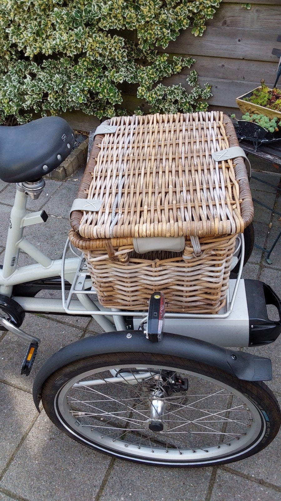 Nette rieten fietsmand voor achterop de fiets, Ophalen