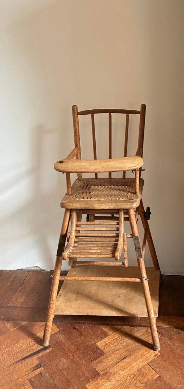 Vintage houten kinderstoel met rieten zitting, Ophalen, Gebruikt, Inklapstoel, Afneembaar eetblad
