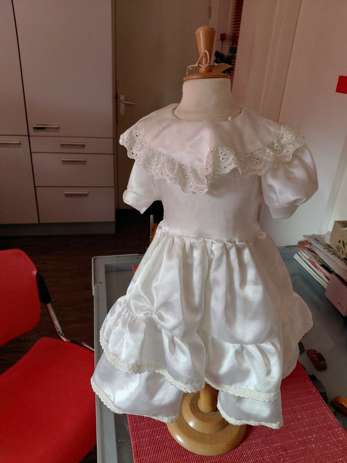 Brocante jurkje, wit met kant, op staande buste, Ophalen of Verzenden, Gebruikt, Meisje