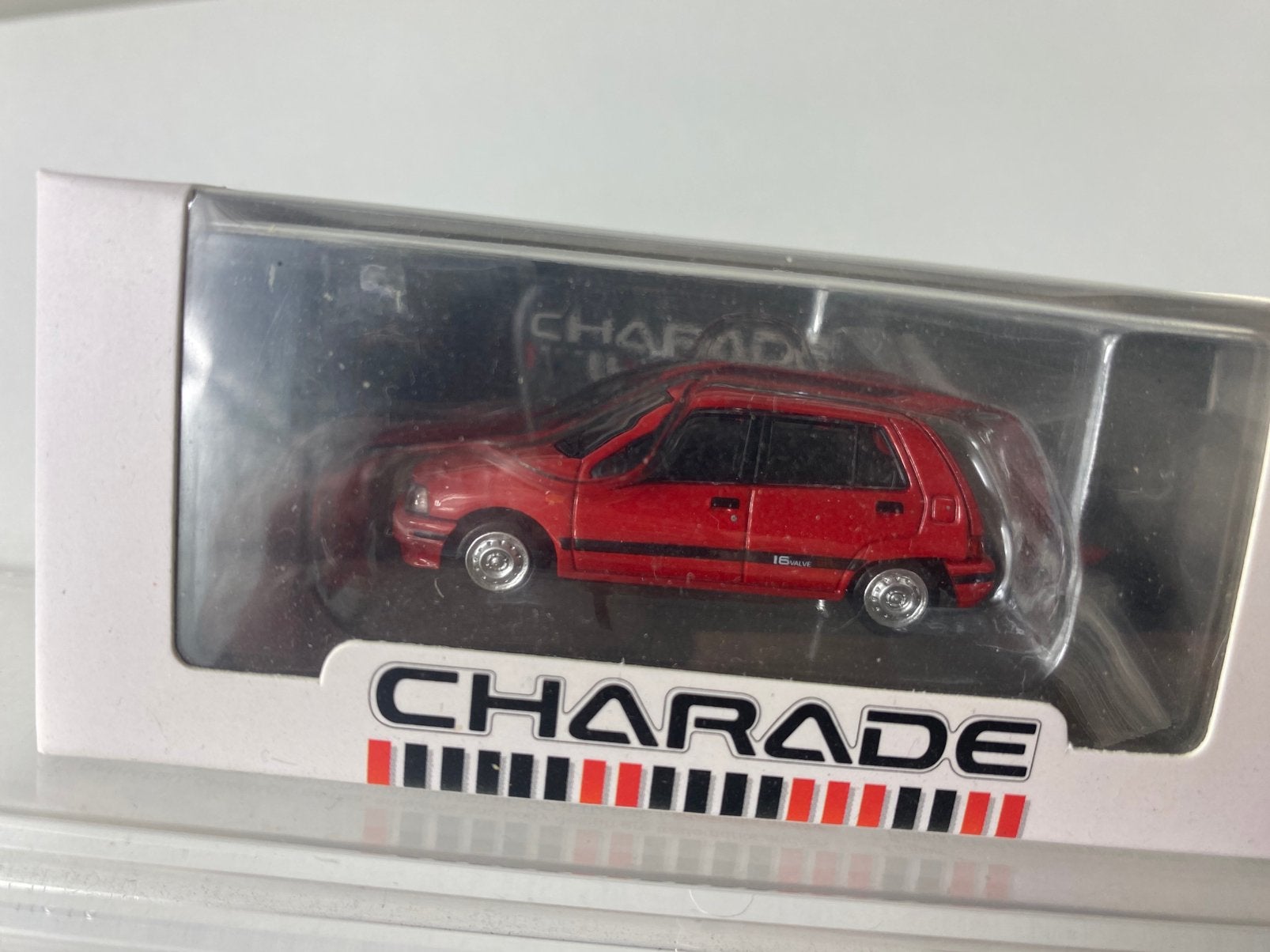 1:64 DAIHATSU CHARADE-4door- red-in OVP+extra accessoires, Ophalen of Verzenden, Nieuw, Auto, Overige merken