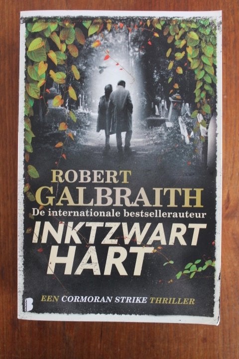 Robert Galbraith - Inkzwart Hart (Cormoran Strike 6), Boeken, Thrillers, Gelezen, Europa overig, Ophalen of Verzenden