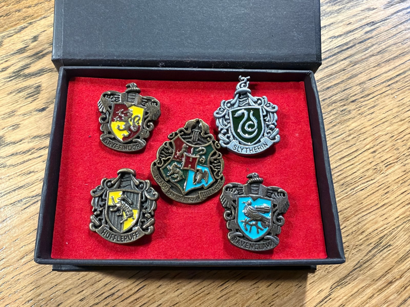 Harry Potter Pin Set - Noble Collection Wapen Pins, Verzamelen, Ophalen of Verzenden, Nieuw, Overige typen