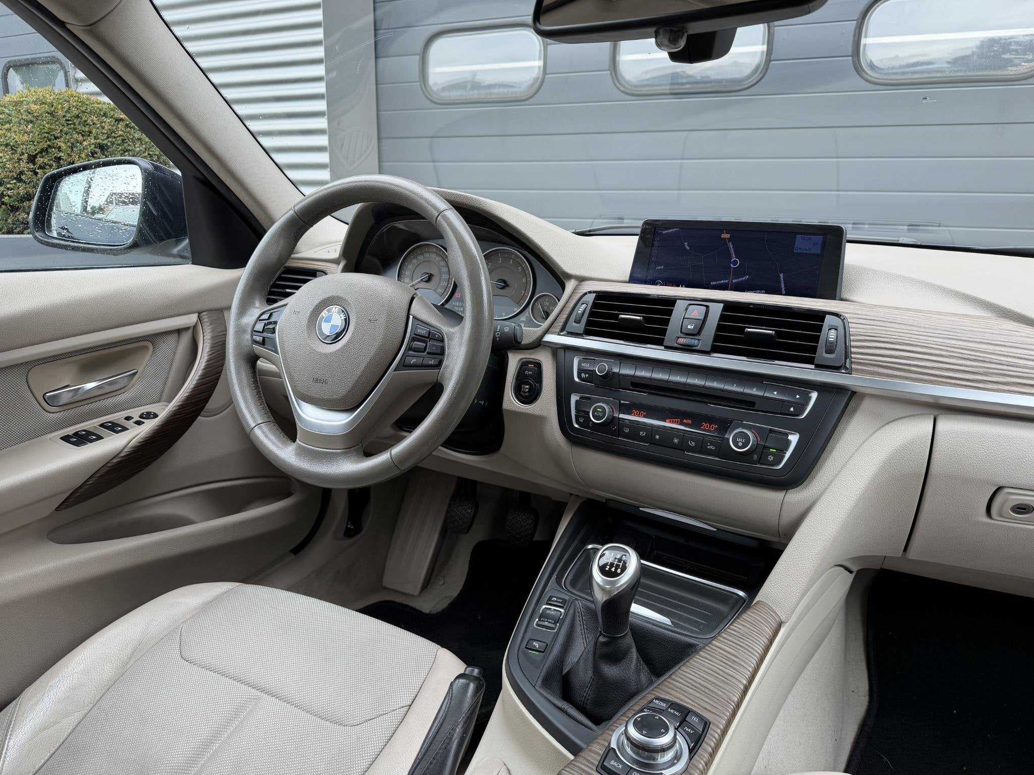 BMW 3-serie 320i High Executive | Camera | Navigatie | Leder, Gebruikt, Euro 6, Blauw, Handgeschakeld