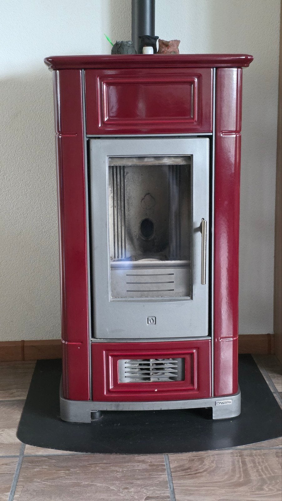 Piazzetta P 955 pelletkachel / bordeaux rood / keramisch, Huis en Inrichting, Ophalen, Overige brandstoffen, Zo goed als nieuw