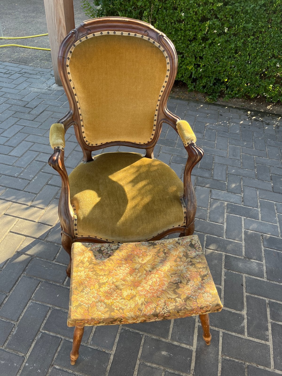 Antieke fauteuil met voetenbankje - Okergeel fluweel, Ophalen