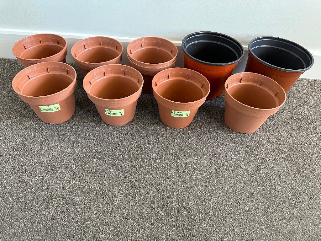 Foto 7 van NEGEN GLOEDNIEUWE Bloempotten; NIET gebruikt.